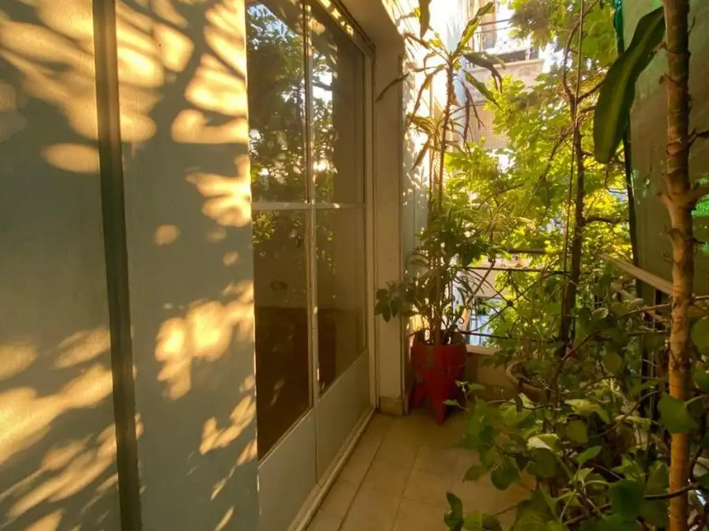 3 ambientes al frente con balcon