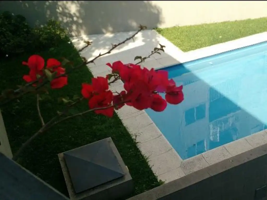 Excelente departamento 3 ambientes nuevo en complejo. SUM, piscina, cochera. Exc. ubicación