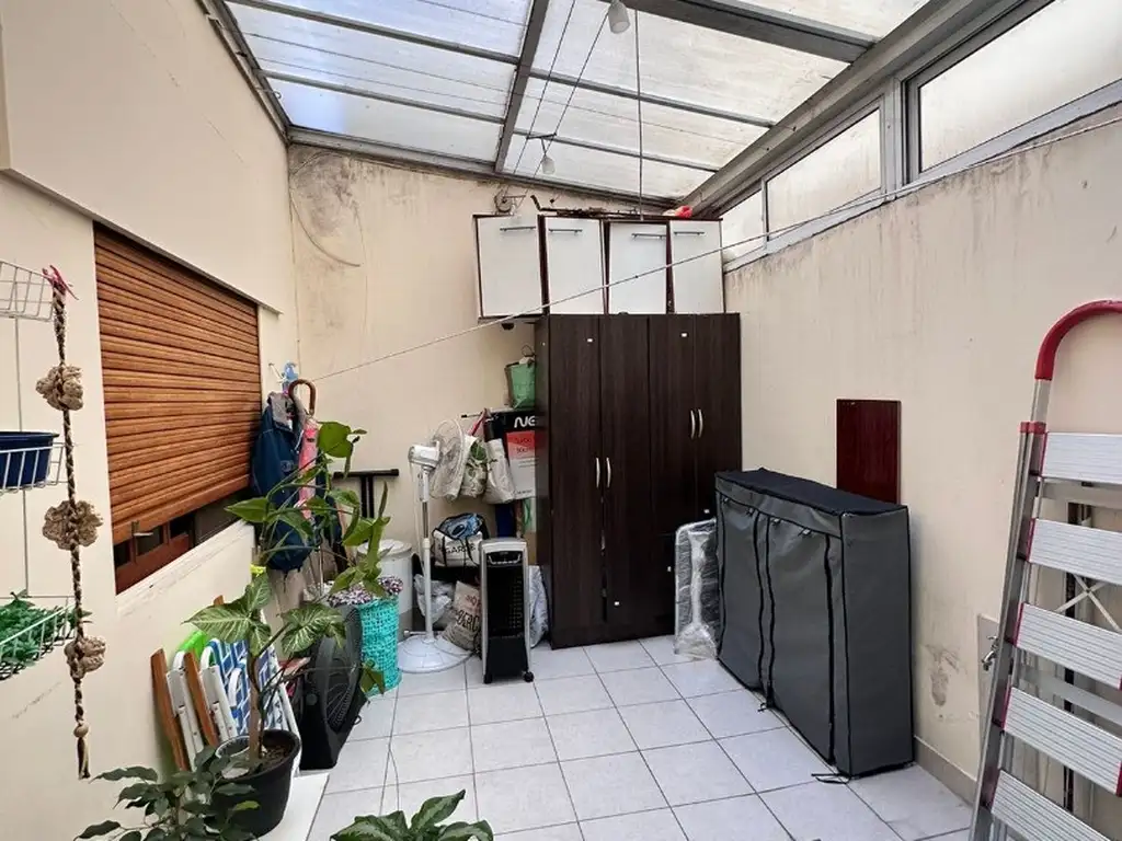 Departamento con 2 dormitorios tipo casa nuevo en excelente condiciones.