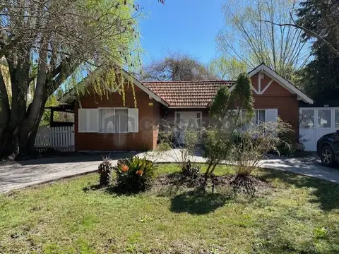 Chalet de 4 ambientes con piscina en El Lauquen Club de Campo