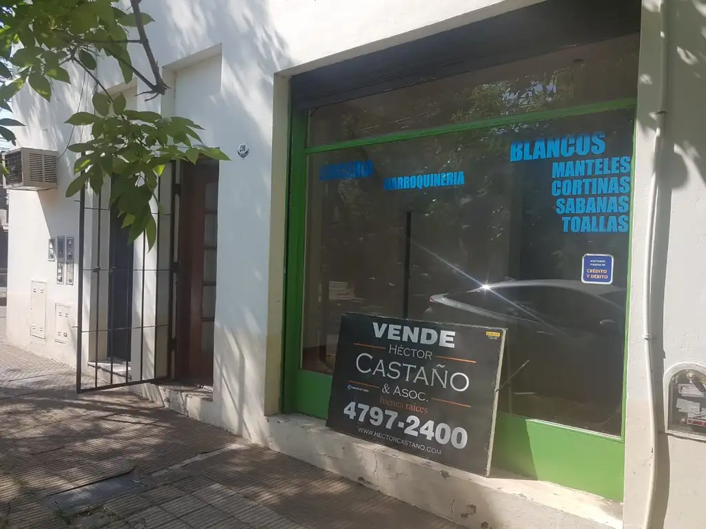 Local comercial a metros de calle Laprida. 39 m2 totales con baño y baulera.