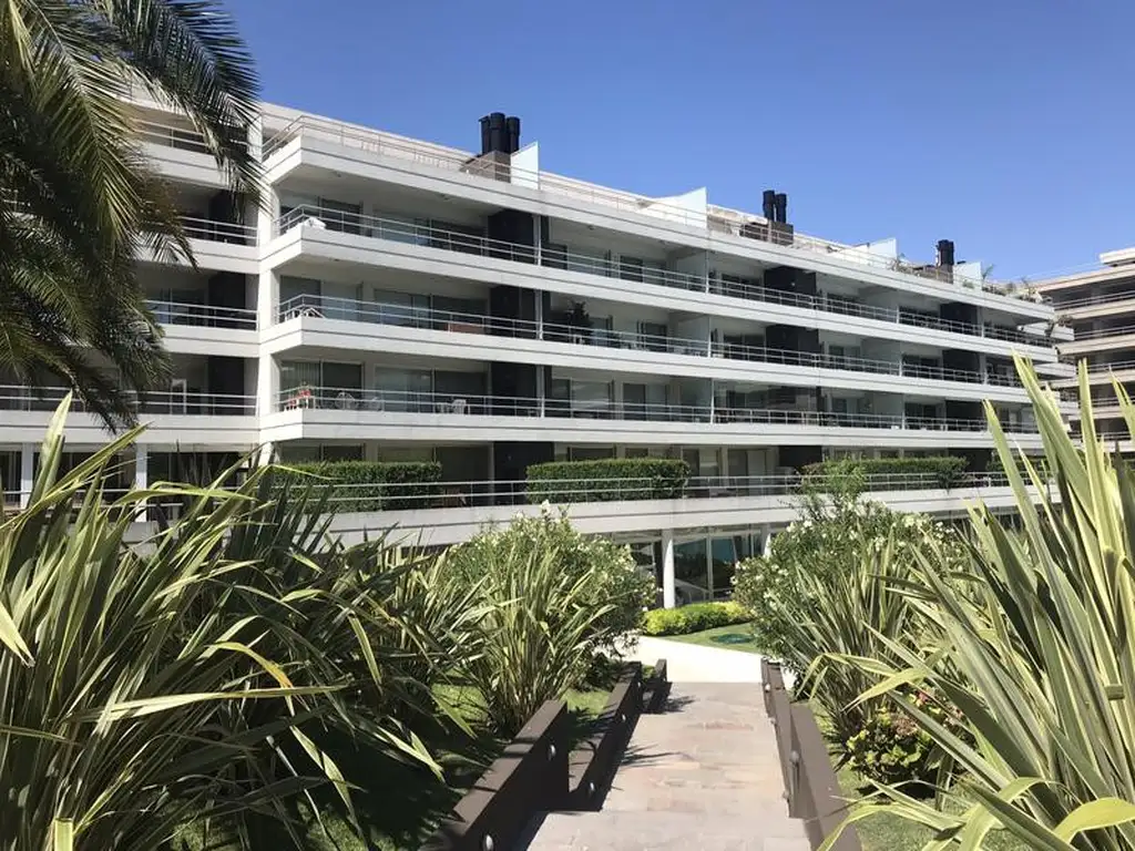 Venta Bouquet dúplex con renta, 4 ambientes, doble terraza con parrilla. 2 cocheras. Amenities.