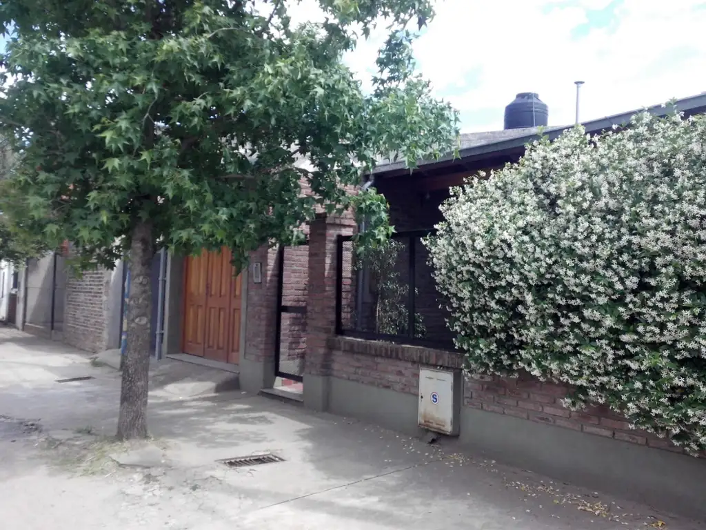 CASA DOS DORMITORIOS EN FISHERTON, CON JARDIN, AMPLIA