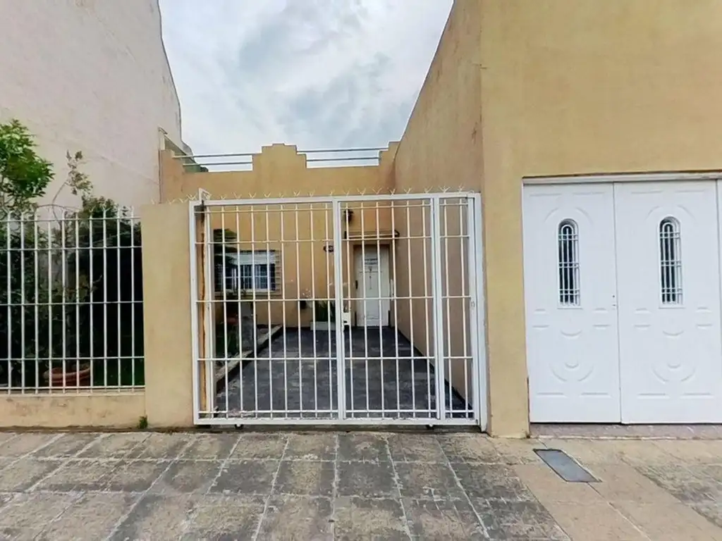 VENTA CASA 5 AMBIENTES COCHERA FLORIDA OESTE