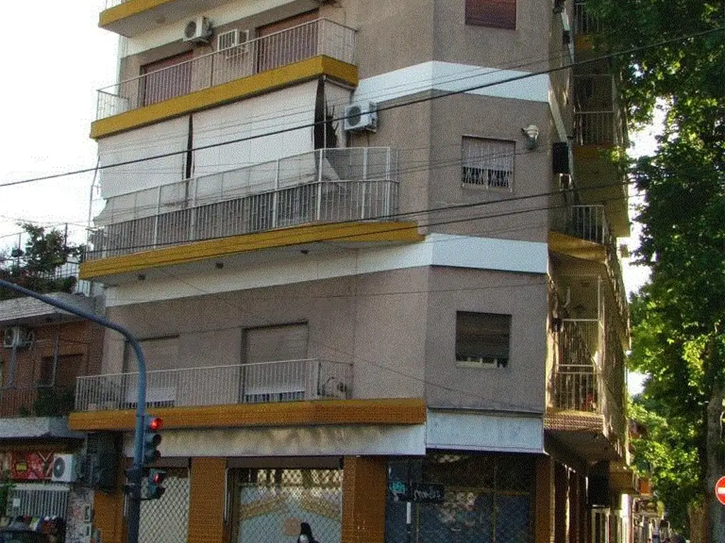 EXCELENTE SEMIPISO DE TRES AMBIENTES AL FRENTE - ORIENTACION ESTE - 75m2 CUBIERTOS