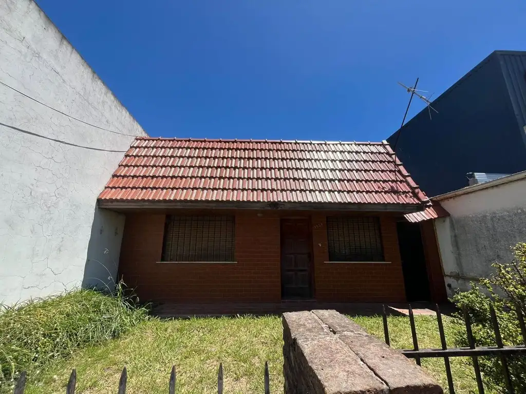 Importante Casa con Local a Refaccionar en Venta