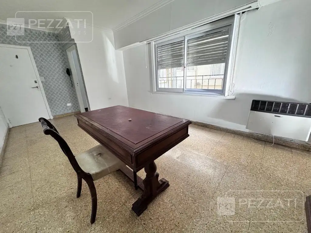 Departamento en  venta de 3 ambientes al frente. Para reciclar.