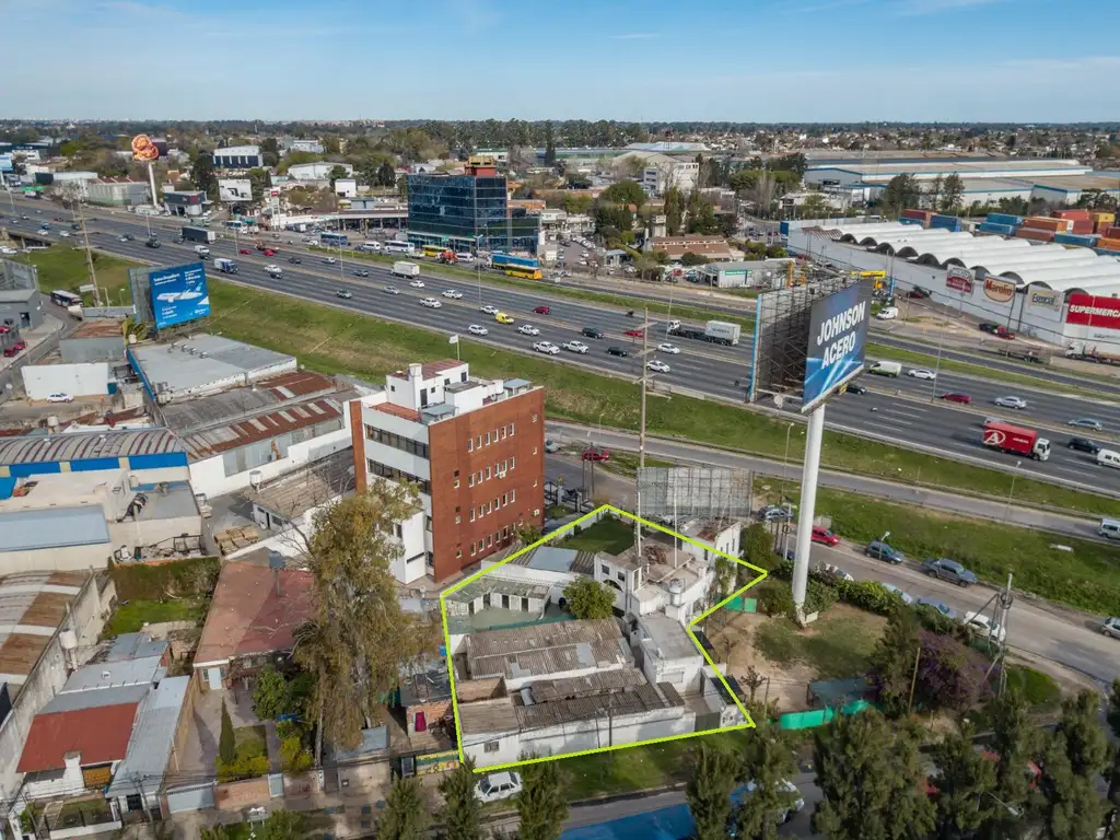 Casa apta comercial sobre colectora con carteles de publicidad