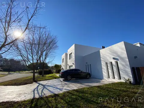 Venta - Casa con vista a la Laguna en Estancias del Pilar - Bayugar Negocios Inmobiliarios - Foto 0