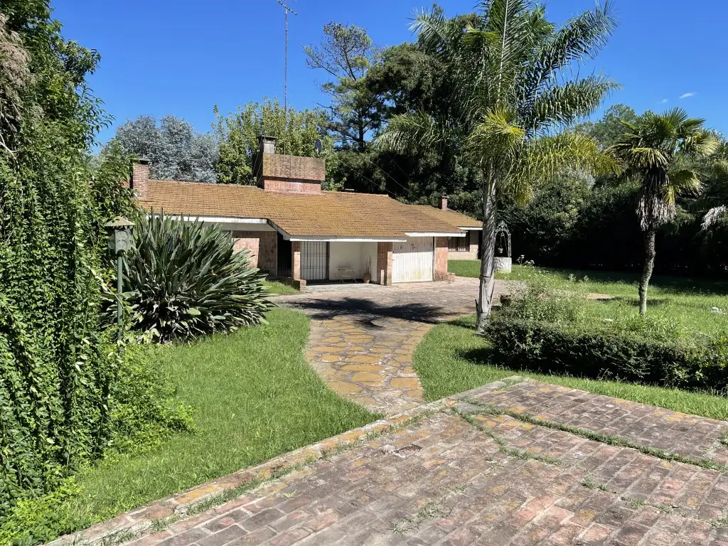 Casa con hermoso lote y quincho cerrado