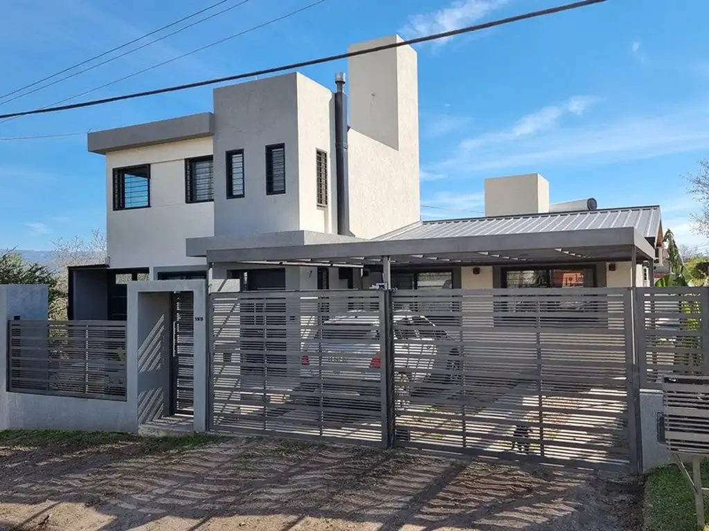 HERMOSA CASA EN VENTA EN SAN ANTONIO DE ARREDONDO, CON PILETA, QUINCHO, 4 DORMITORIOS, 3 BAÑOS.