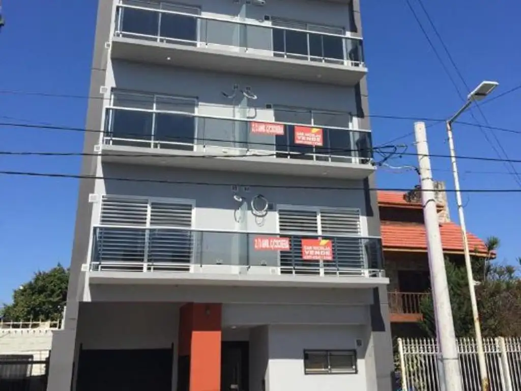 Venta de semipiso de 2 ambientes con cochera en wilde