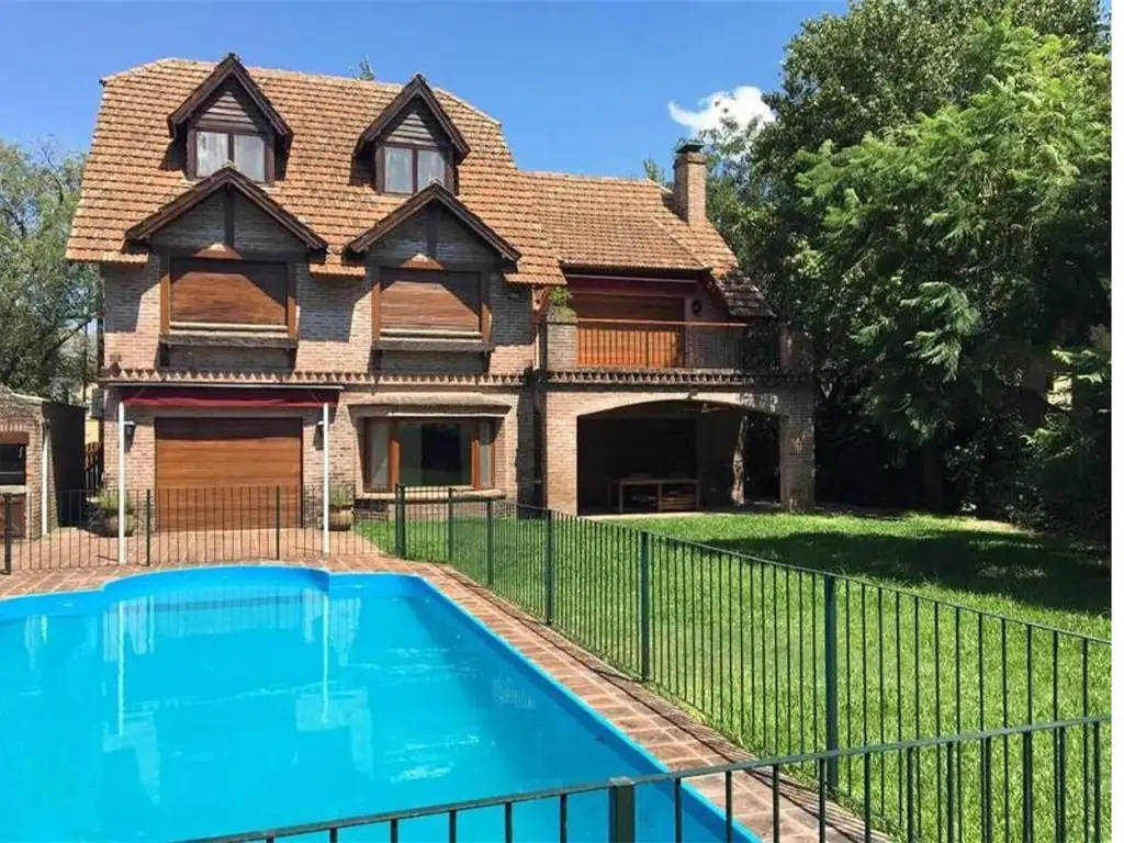 EXCELENTE CASA - LADRILLO A LA VISTA CON ABERTURAS DE MADERA