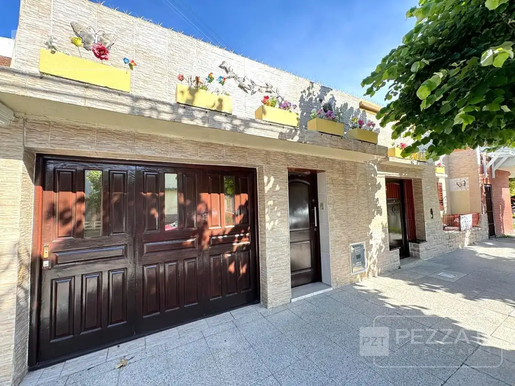 PH en  venta . Al frente. Totalmente independiente. Garage. Y departamento de un ambiente con entrad