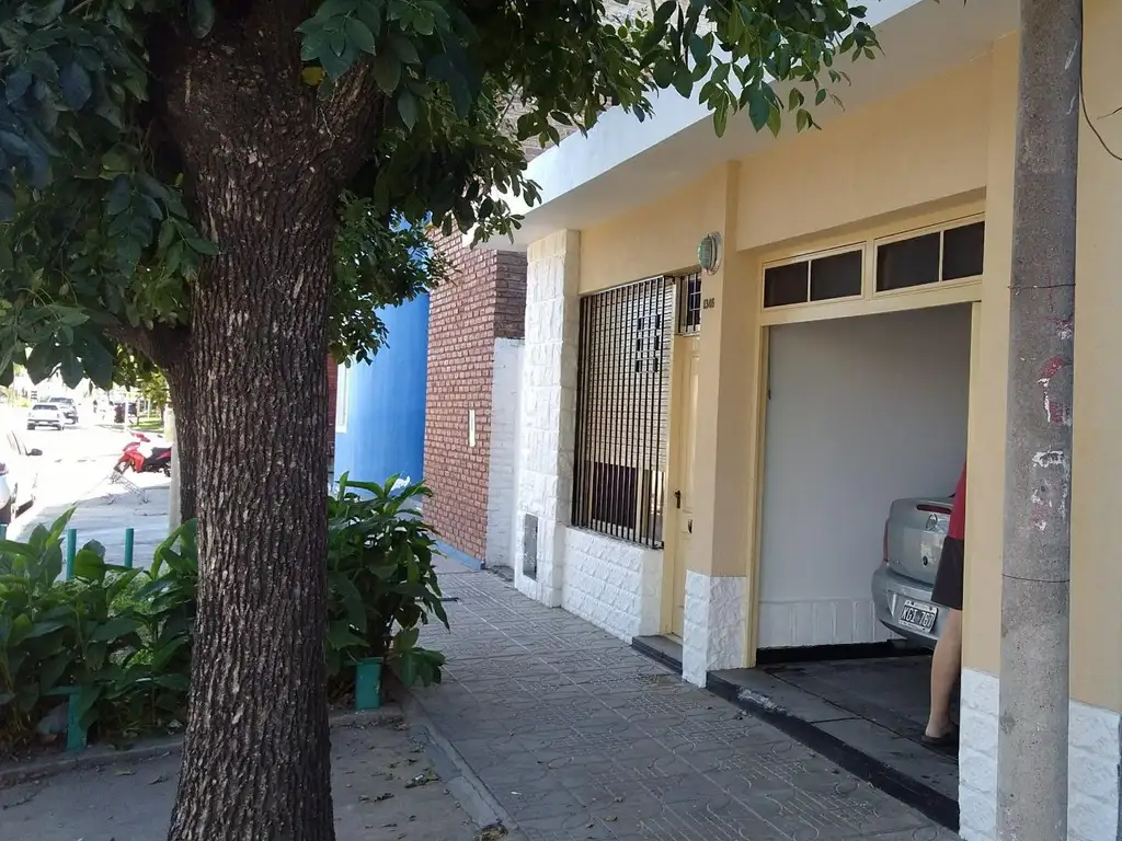 VENDO CASA 3 DORMITORIOS EN EL CENTRO DE SAN LORENZO