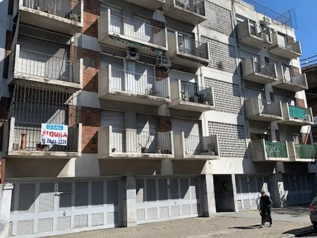 Venta departamento con cochera y baulera en Liniers