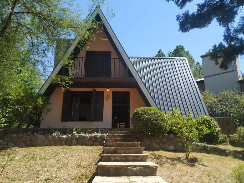 SE VENDE CASA ESTILO CABAÑA ALPINA EN LA FALDA