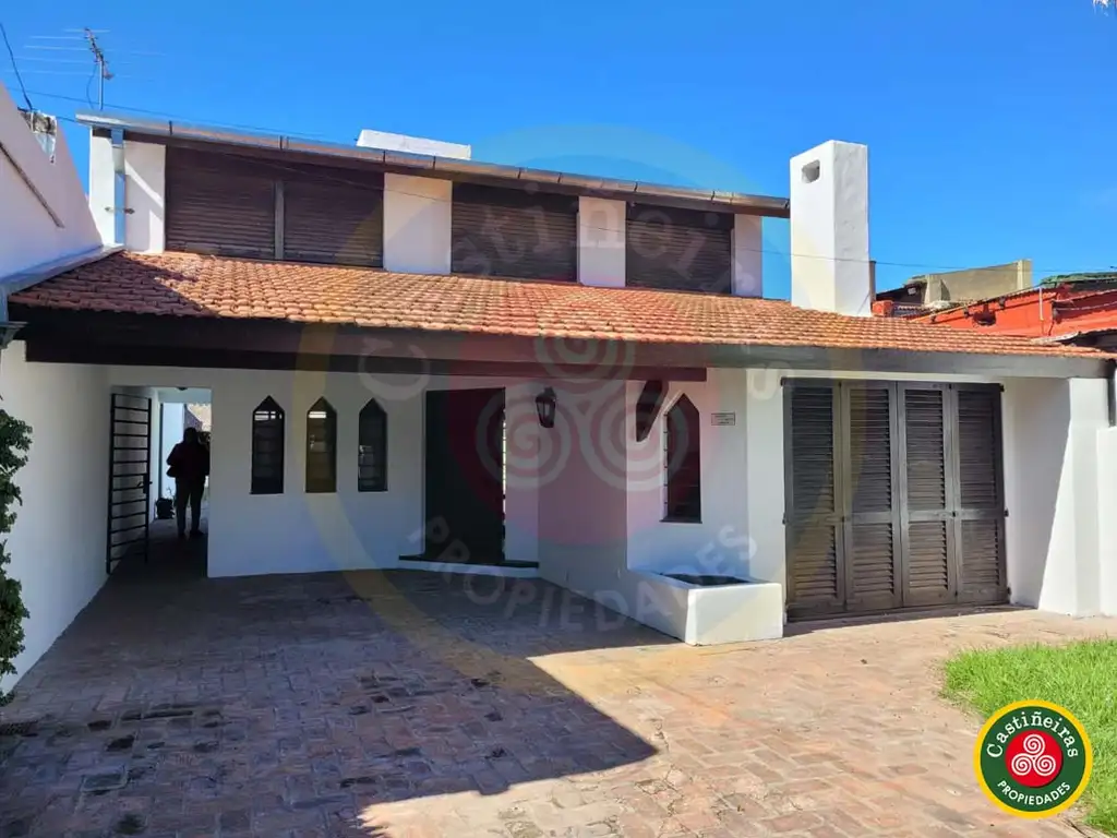 Venta -  Importante Chalet en Adrogue - Piscina, Parque y Quincho - 3 dormitorios - Venta Directa