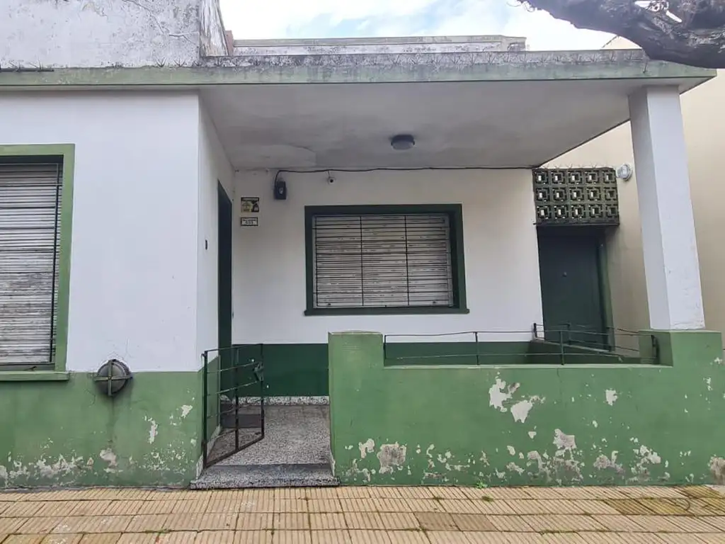 ¡Oportunidad única! Casa en planta baja para remodelar con terraza - Lote 129 mts- En venta