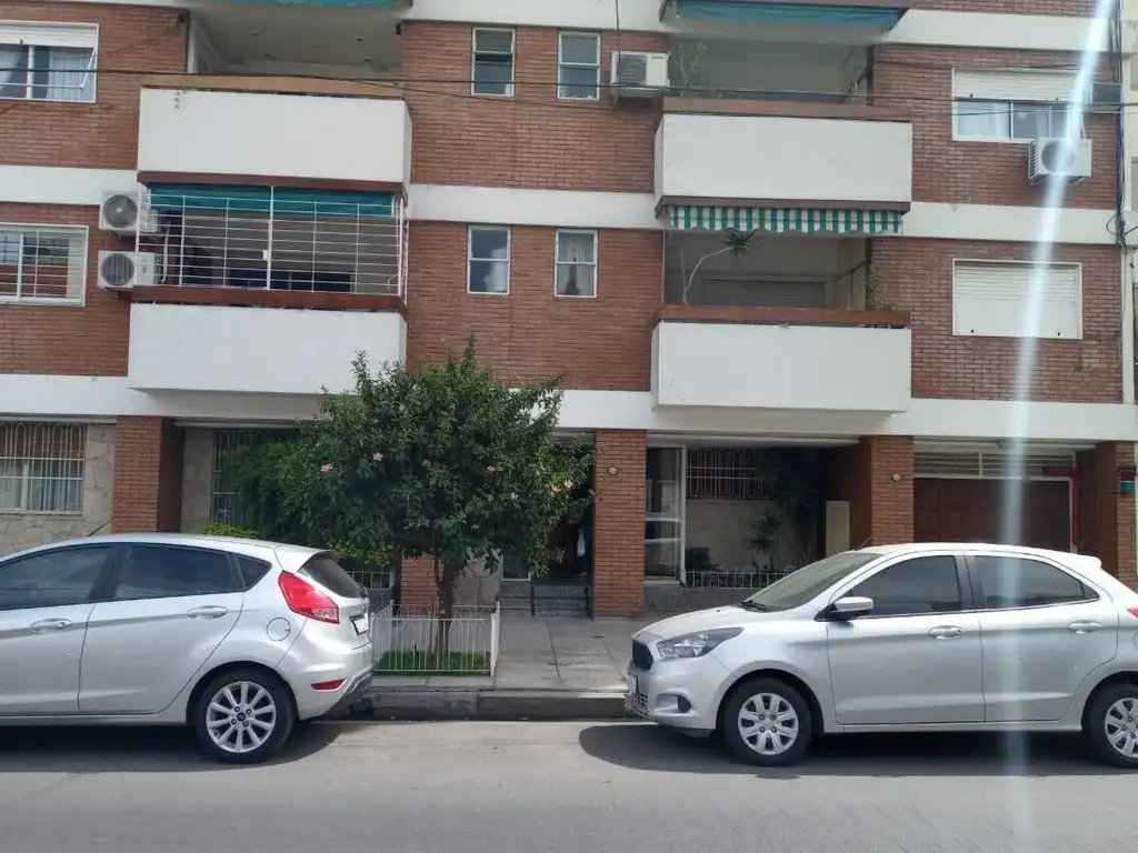 VENTA DEPTO. 3 AMB. CON DEPENDENCIA. ZONA RESIDENCIAL.