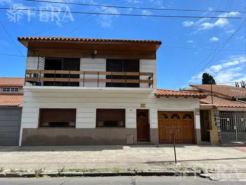 Venta casa 5 ambientes con cochera, galería y patio con parrilla en Villa Dominico (30705)