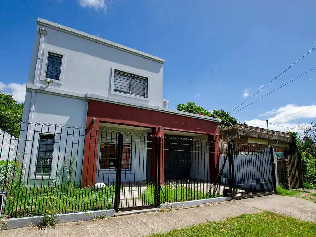 CASA EN VENTA LONGCHAMPS CON COCHERA