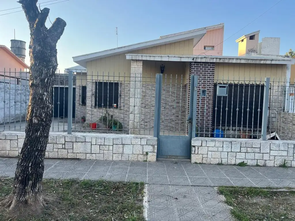 CASA DE 4 DORMITORIOS EN B° PARQUE VELEZ SARSFIELD