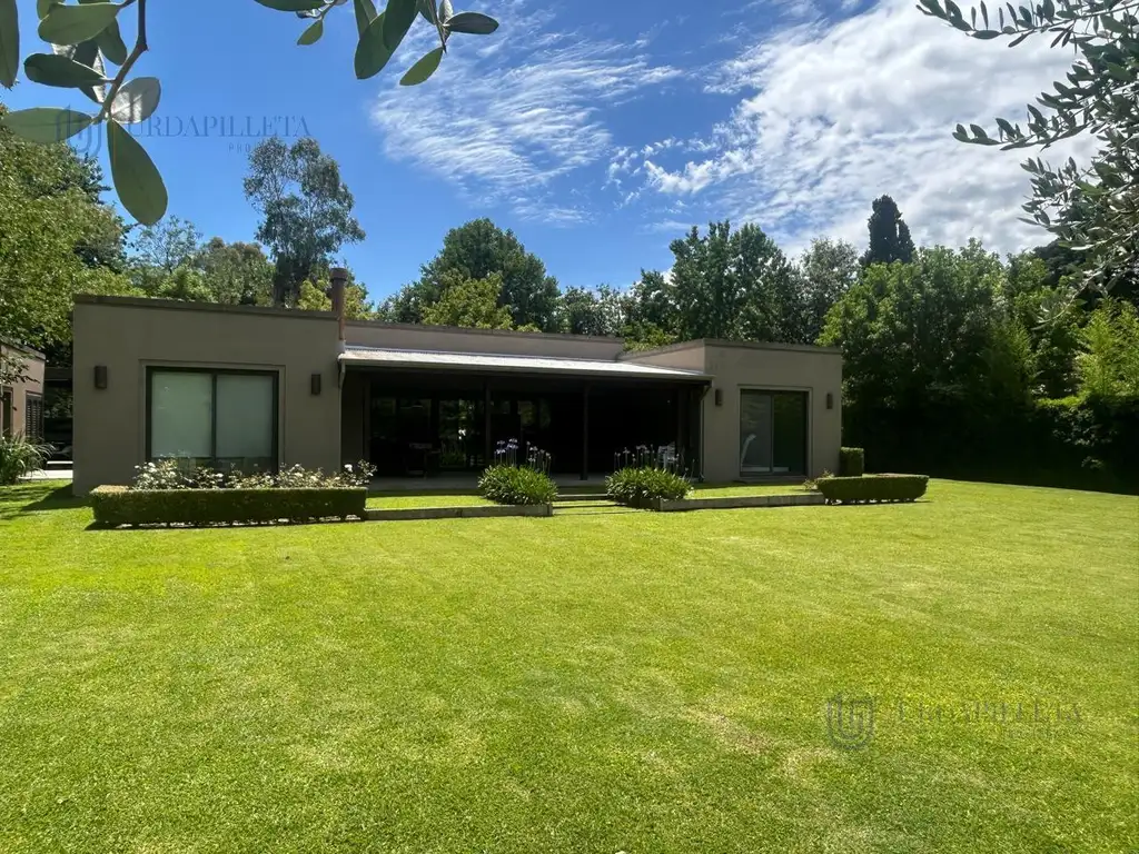 Casa en  Golf Club Argentino, rodeada de verde. En una planta. 3 dormitorios