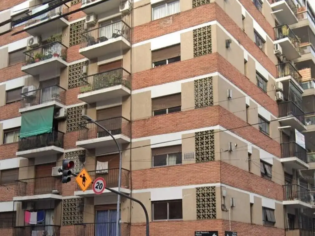 Departamento de 2 ambientes al frente con balcón