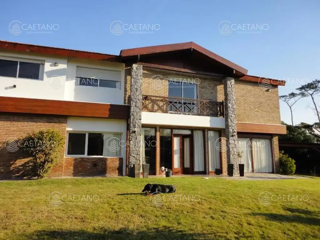 Venta y alquiler temporario de gran casa en Pinares a una cuadra de la Playa