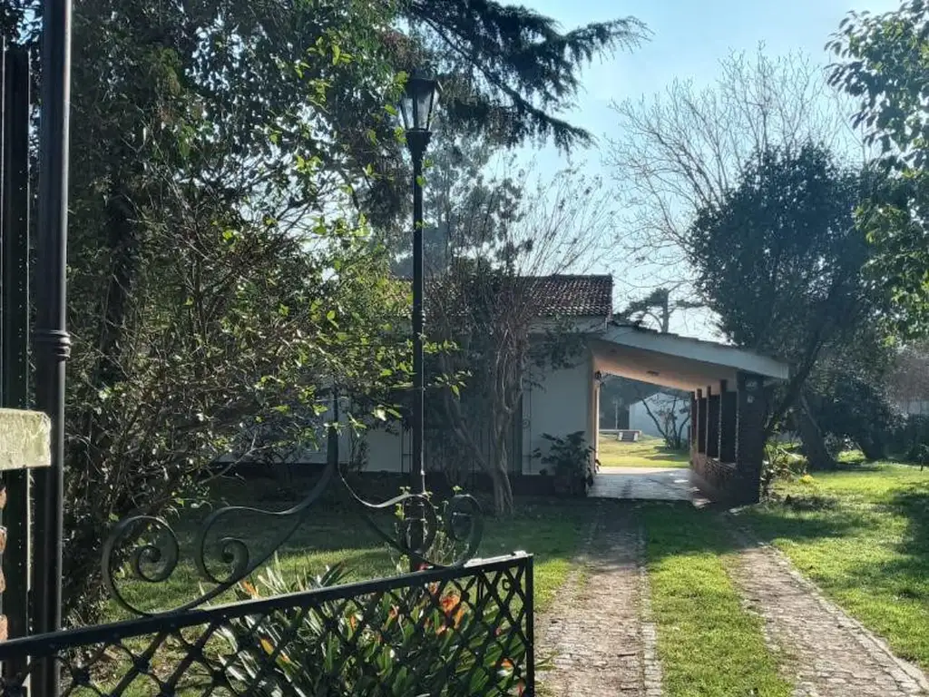 Hermosa Quinta sobre lote de 2500 m2 La Reja