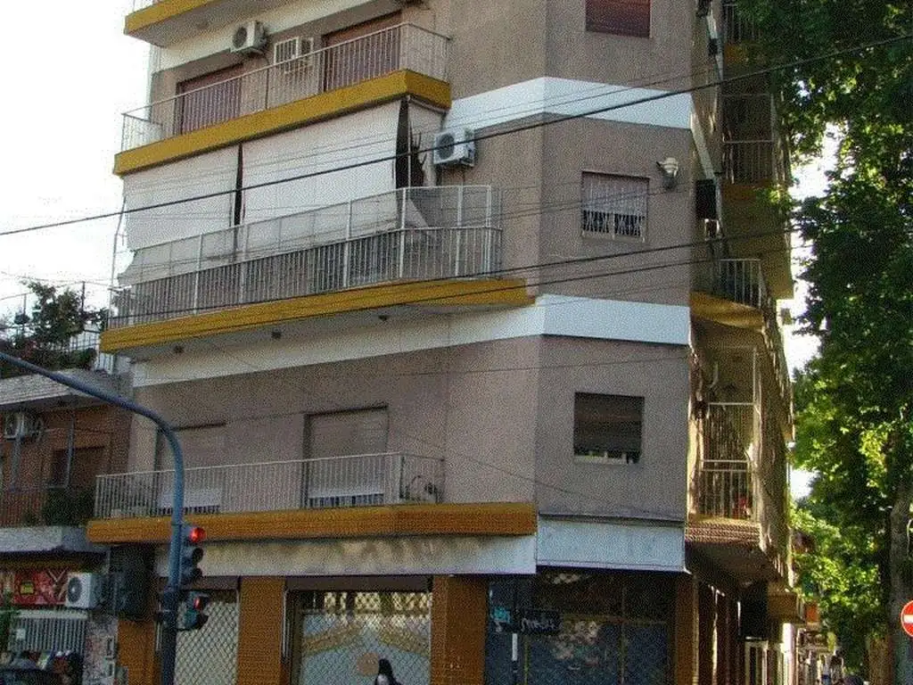 EXCELENTE SEMIPISO DE TRES AMBIENTES AL FRENTE - ORIENTACION ESTE - 75m2 CUBIERTOS