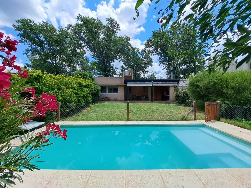 HERMOSA CASA CON JARDIN Y PISCINA