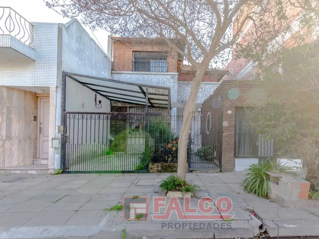 Casa 5 amb - Lote 8,66m x 27,50m - cochera - 2 plantas - dos viviendas