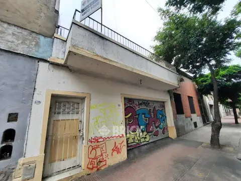 CASA Y LOCAL EN 15 DE NOVIEMBRE DE 1889 al 1300 -  145 M2 CUBIERTOS GRAN TERRAZA   PATIO