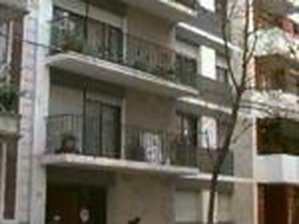 3 AMBIENTES  AL FRENTE CON BALCON x escalera