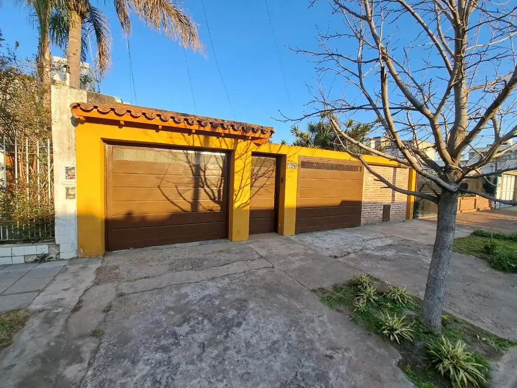 CASA EN VENTA CON COCHERA JARDIN Y QUINCHO