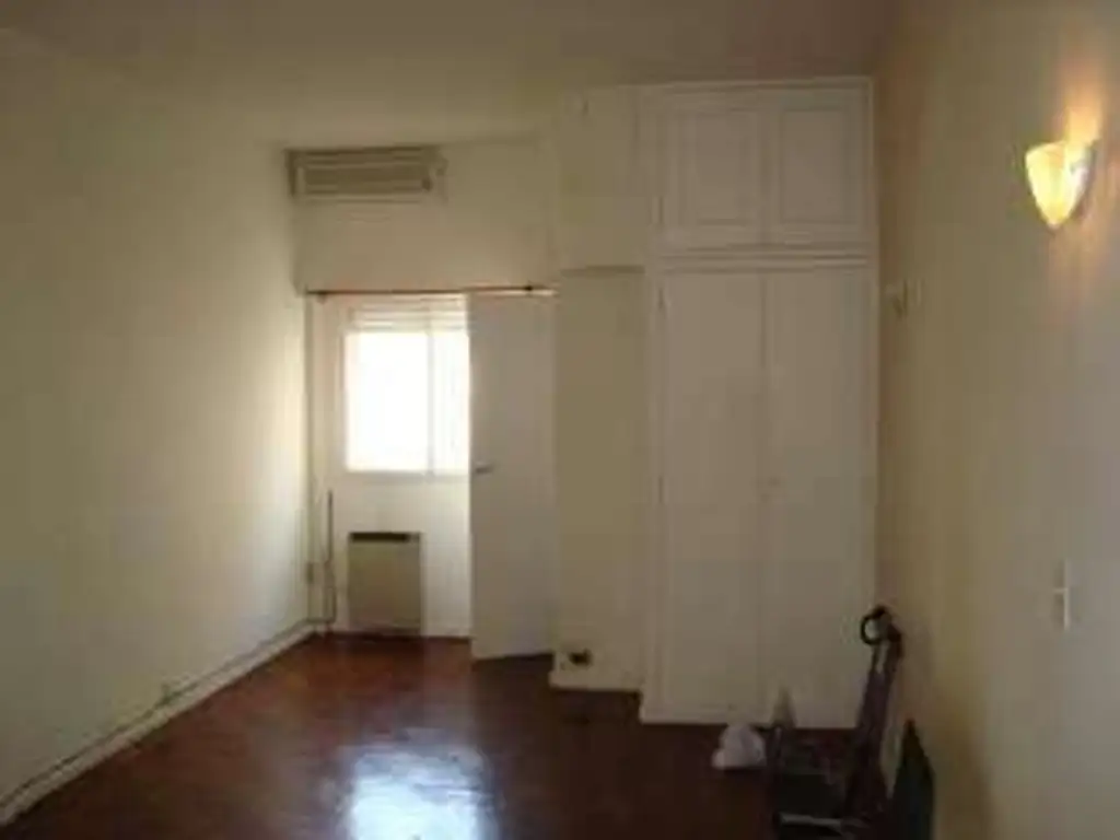 Departamento en Alquiler  1 Ambiente al frente. Inmejorable ubicacion.- A 1 cuadra de Av. Pueyrredon