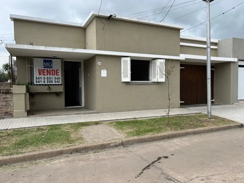 Hermosa casa en Belgrano 1009. Impecable estado. Dos dormitorios, cochera, jardín, parrilla.