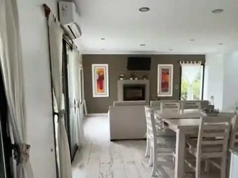 Casa en Venta - 4 ambientes - USD 340.000