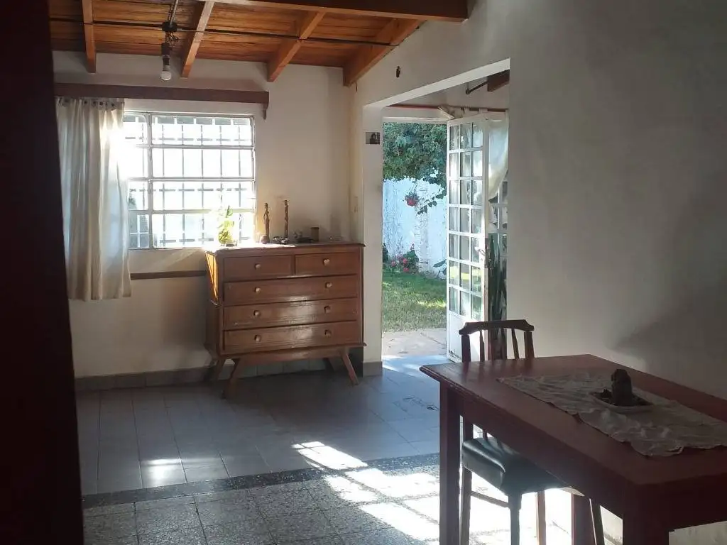 Casa en venta La Plata, dos dormis, parrilla y jardín.-