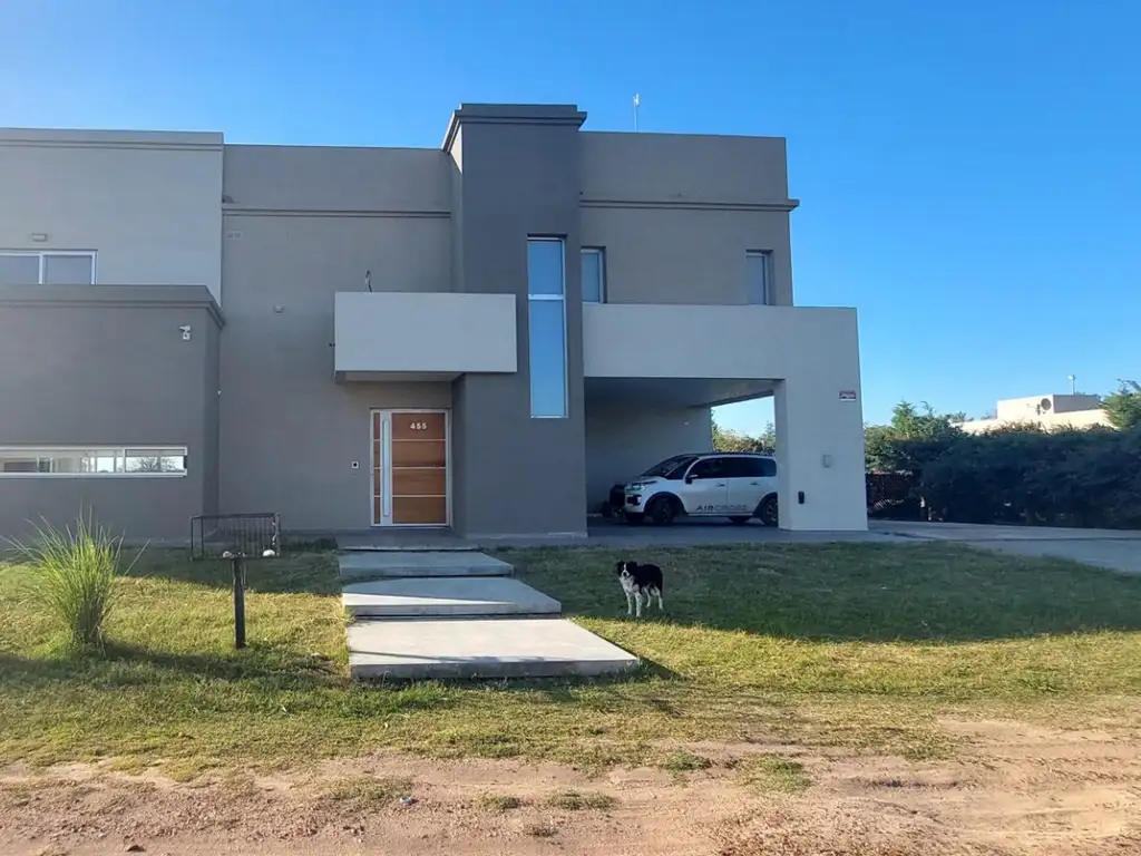 Casa en 2 plantas, espacios integrados. Con tecnología.