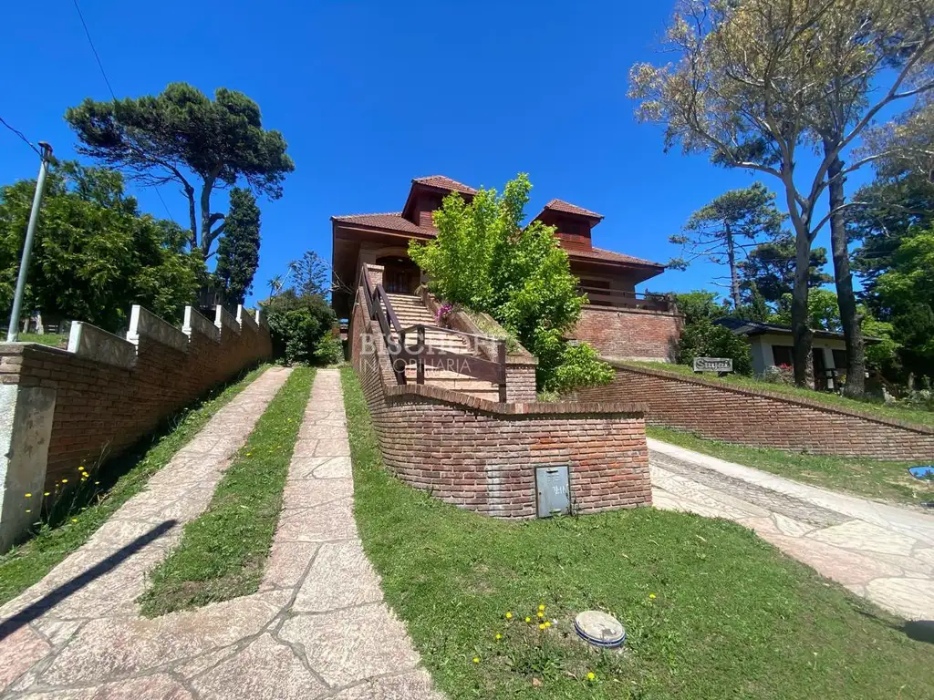 CASA EN ALQUILER DE 6 AMBIENTES, CON QUINCHO Y COCHERA