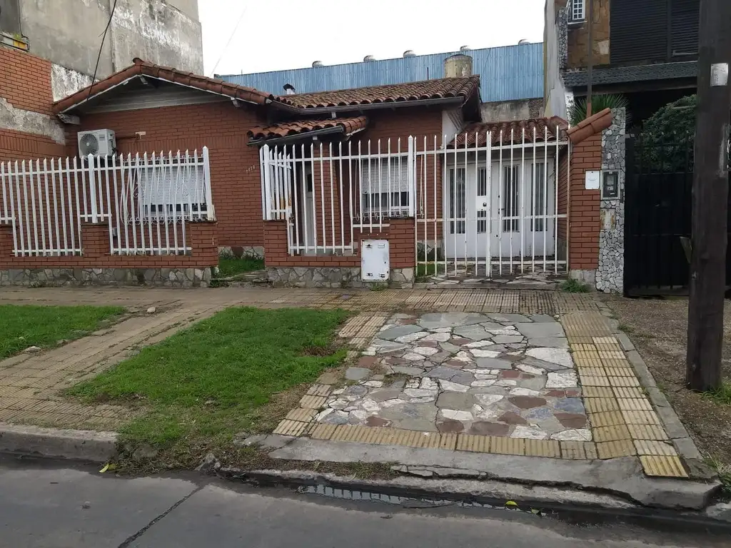 Casa en venta en Lomas del Mirador a 1 cuadra de Gral Paz.