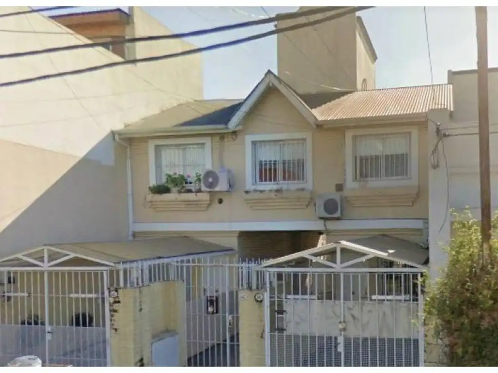 VENTA DE DUPLEX DE 2 AMBIENTES CON PATIO