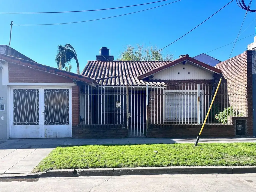 VENTA DE CASA FAMILIAR BARRIO BALZARETTI