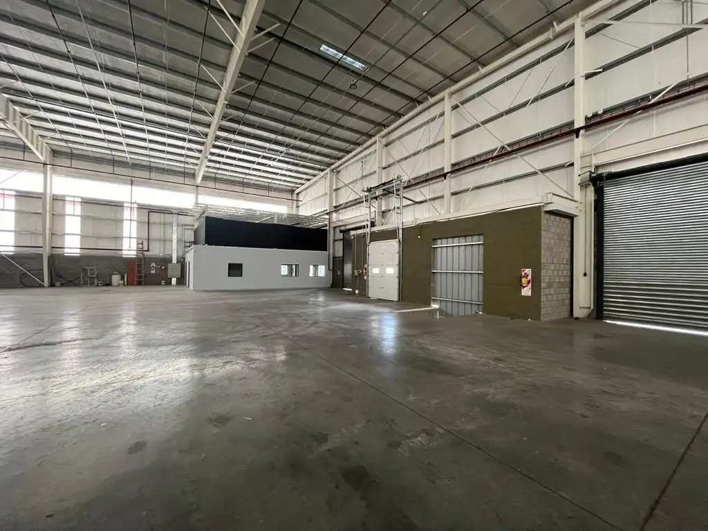 ALQUILER A M Ezeiza Polo Industrial  Nave de 3920 m2 con dock de carga y descarga