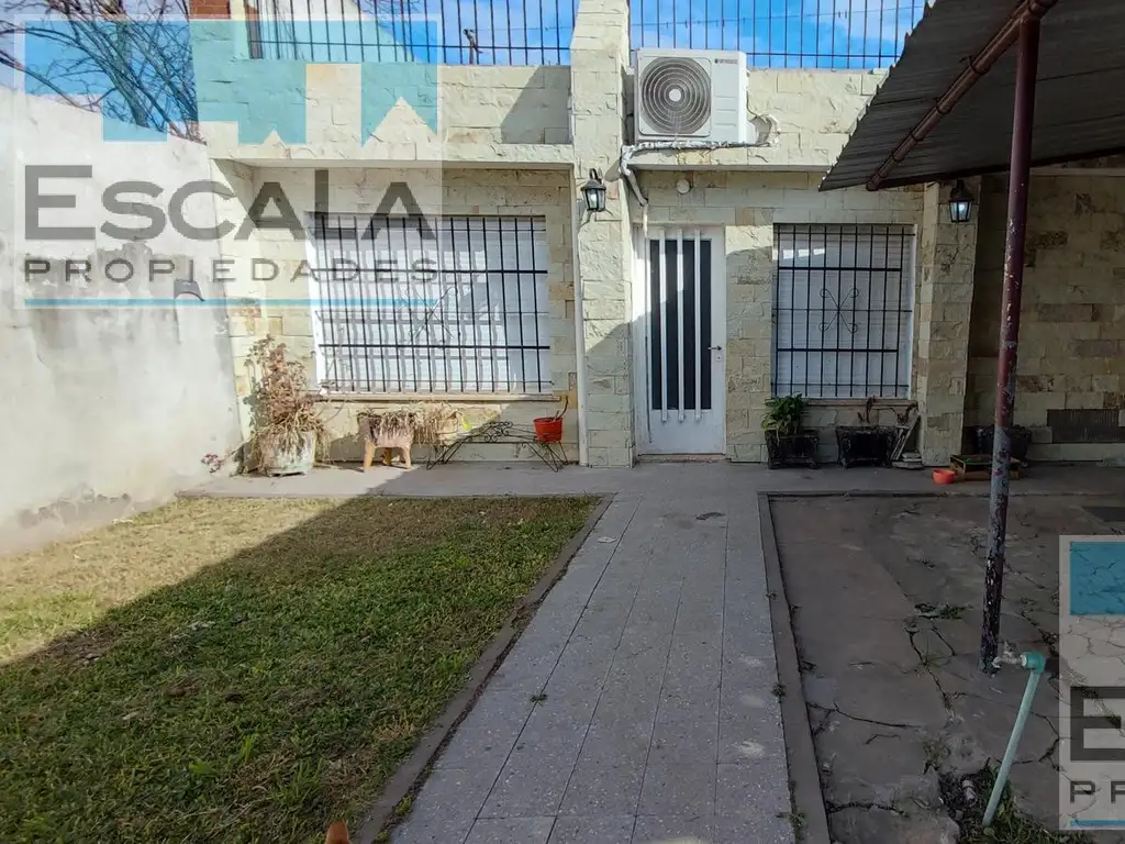 Casa en  Alquiler con cochera y Jardin