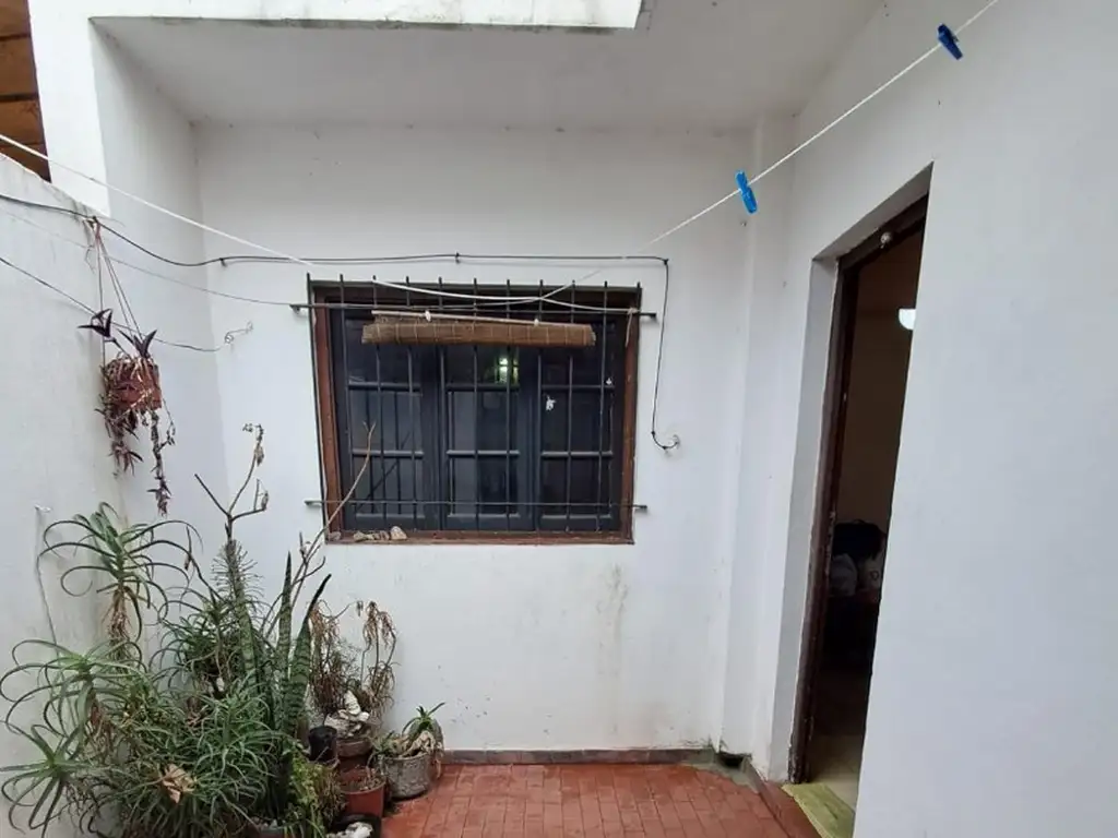 PH 3 AMB CON PATIO Y LAVADERO SEMICUBIERTO 1ER PISO X ESCALERA, SIN EXPENSAS.