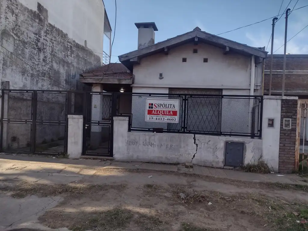 Casa 3 ambientes con entrada de auto y fondo libre. 3 cuadras de la plaza Roca